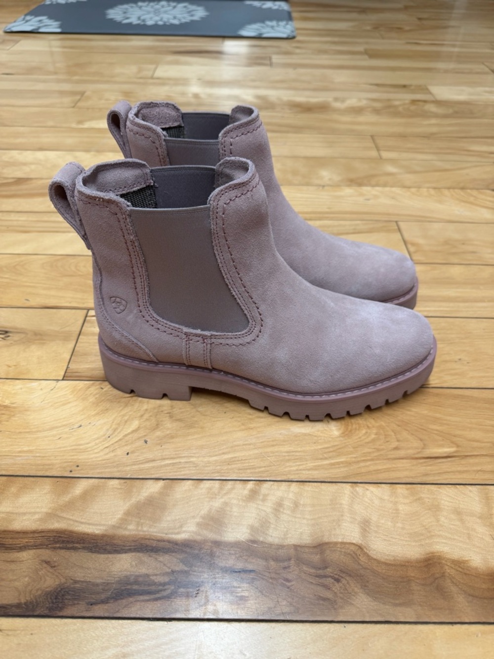 ARIAT WEXFORD LUG CHELSEA BOOTS